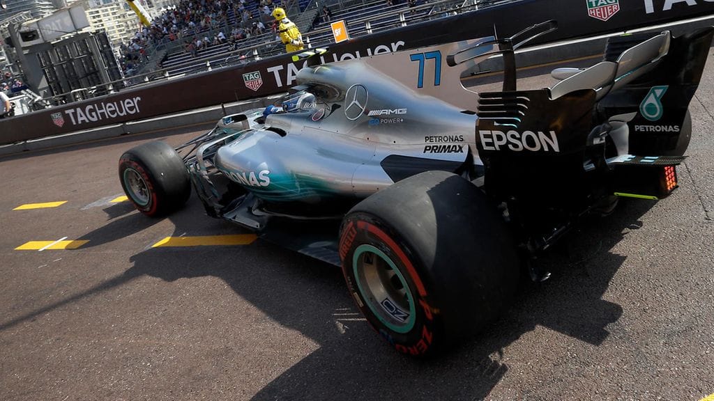 Valtteri Bottas Mercedes-autossaan Monacossa torstaina.