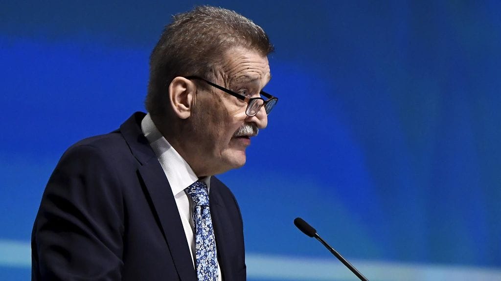 Pertti Alaja Uefan kongressissa Helsingissä huhtikuun alussa.