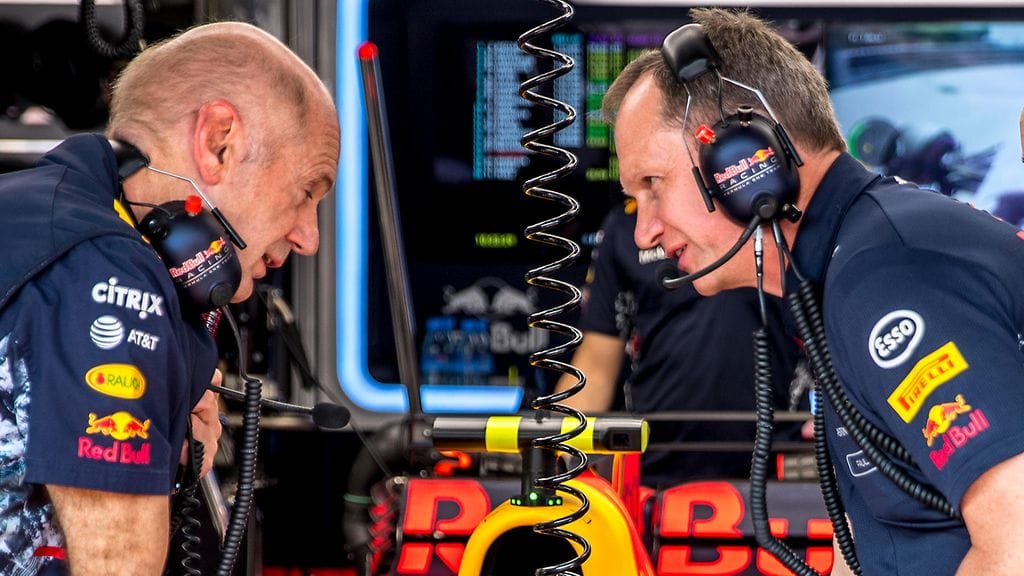 Red Bullin pääinsinööri Paul Monaghan (oik.) on tyytyväinen tallin kuljettajien iskuun.