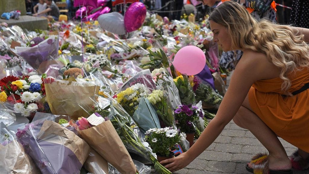 Nainen asetteli kukkia Manchesterin uhrien muistoksi toukokuussa 2017.