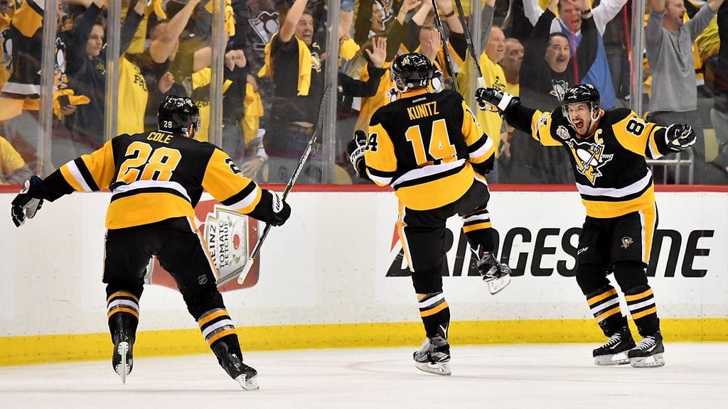 Chris Kunitz (kesk.) iski ratkaisun Penguinsille. Hän osui myös varsinaisella peliajalla.