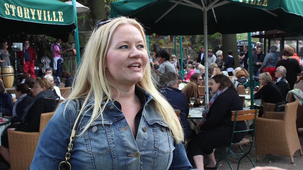 Lotta Backlund kertoi jättäneensä standup-keikat vähemmälle. – Minulla on 7-vuotias lapsi ja vaativa työ, en oikeastaan ehdi keikkailla, hän sanoi ravintola Storyvillen puistoterassin avajaisissa.