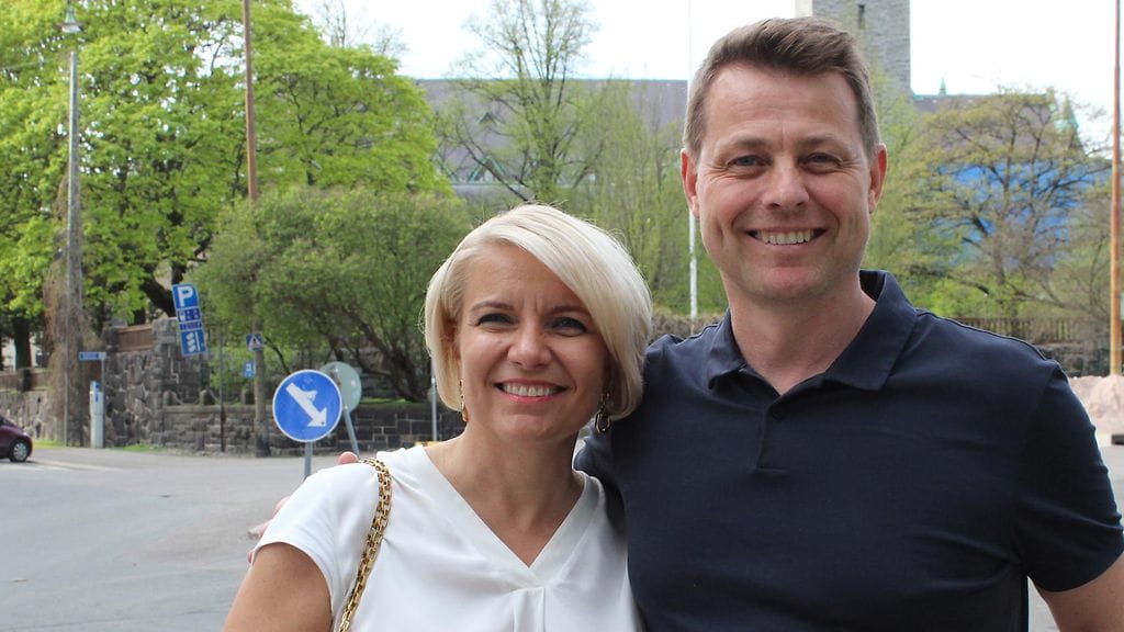 Jaana ja Ville Klinga iloitsivat kesän alkamisesta Storyvillen puistoterassin avajaisissa.