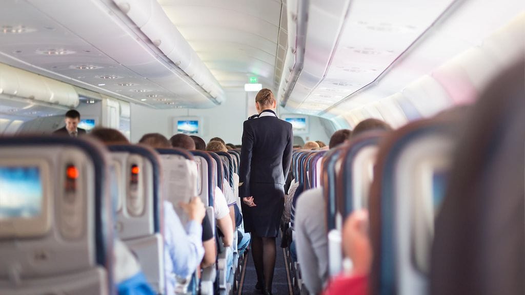 Lentokoneessakin kannattaa muistaa käytöstavat. Kuvituskuva.