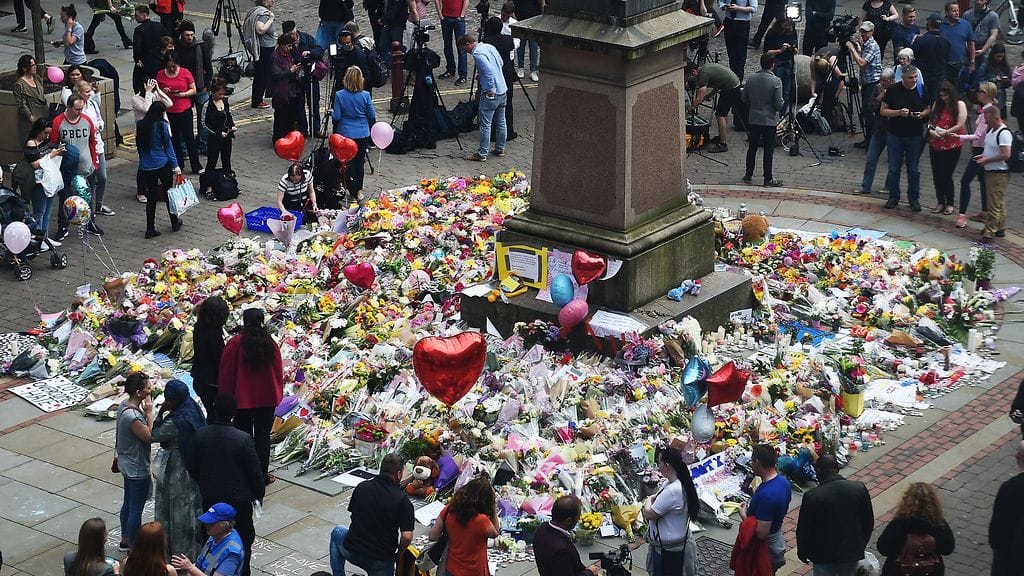 22 ihmistä kuoli, kun itsemurhapommittaja laukaisi pommin Manchester Arenan uloskäynnillä popkonsertin jälkeen 22. toukokuuta