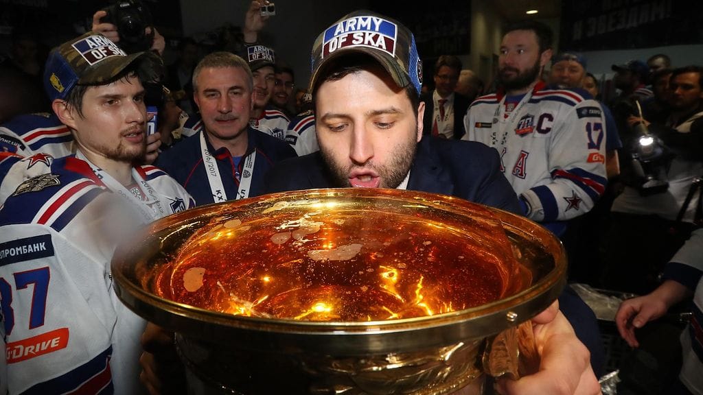 Pietarin SKA on juhlinut KHL-mestaruutta kahdesti kolmen viime vuoden aikana. Kuvassa kuohuvaa nauttii SKA:n ja Venäjän kiekkoliiton varapuheenjohtaja Roman Rotenberg, joka on myös Jokerien osaomistaja.