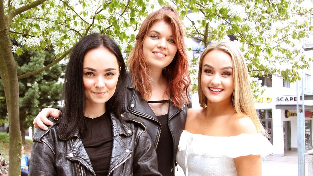 Vuoden 2017 kesäkumibiisin ovat tehneet Sini Yasemin (vas.), Vilma Alina, Nelli Matula ja Ida Paul. Kuvasta puuttuu Ida Paul, joka on parhaillaan tekemässä musiikkia Jenkeissä.