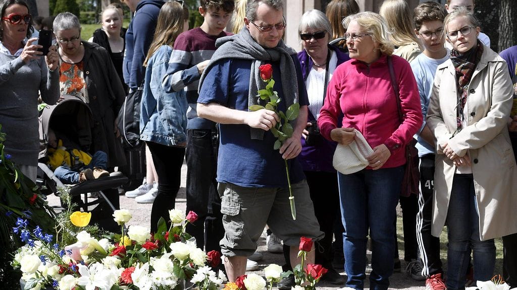 Ihmiset ovat jättäneet hyvästejä, kynttilöitä ja kukkatervehdyksiä presidentti Mauno Koiviston haudalle Hietaniemen hautausmaalla tänään. Mauno Koivisto haudattiin eilen valtiollisissa hautajaisissa.