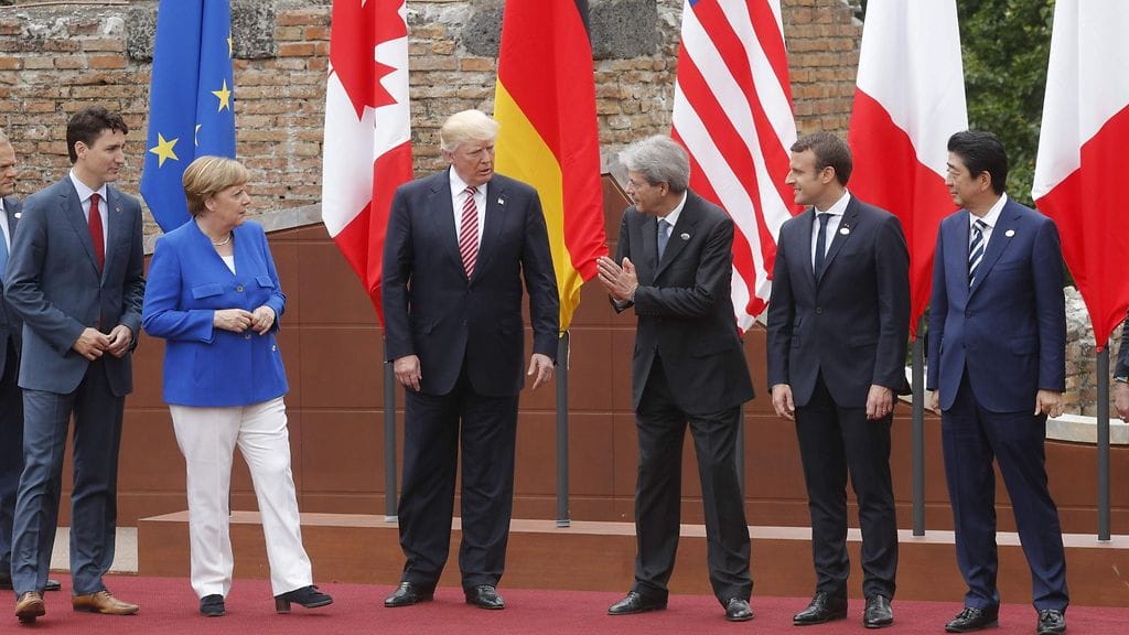 Kuvassa Eurooppa-neuvoston puheenjohtaja Donald Tusk (vas.), Kanadan pääministeri Justin Trudeau, Saksan liittokansleri Angela Merkel, USA:n presidentti Donald Trump, Italian pääministeri Paolo Gentiloni, Ranskan presidentti Emmanuel Macron ja Japanin pääministeri Shinzo Abe.