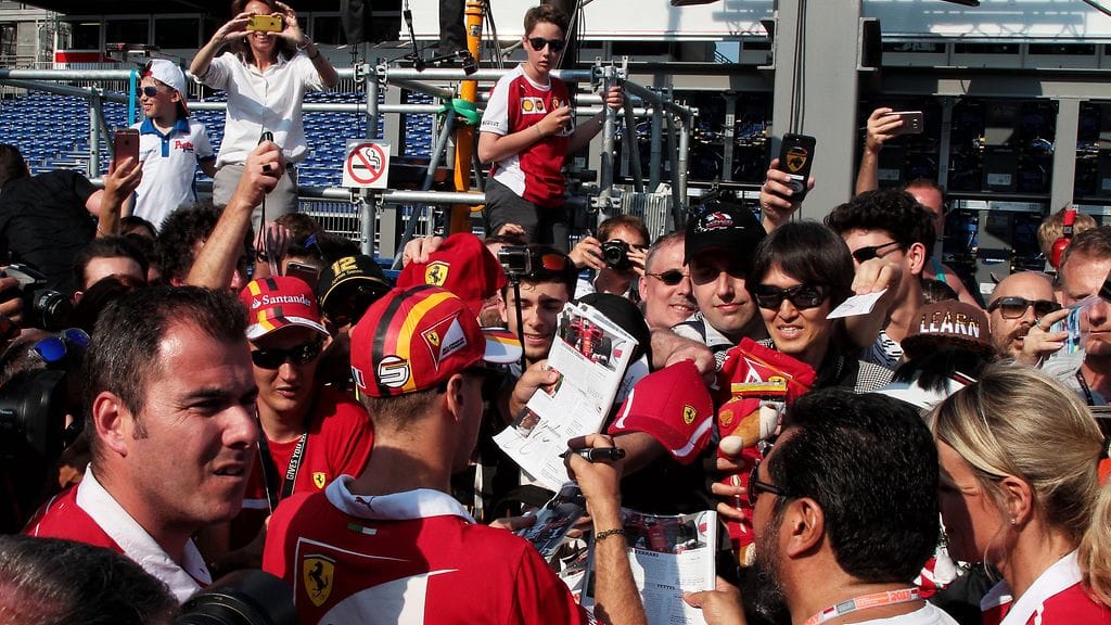 Sebastian Vettel tapaamassa F1-yleisöä Monacossa.