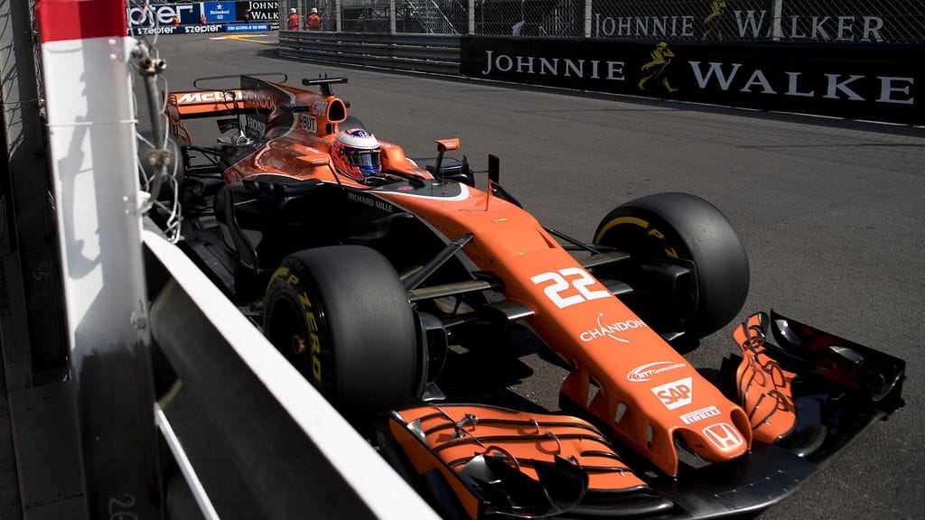 Jenson Buttonin taistelu MM-pisteistä Monacossa vaikeutui huomattavasti lauantaiaamuna.