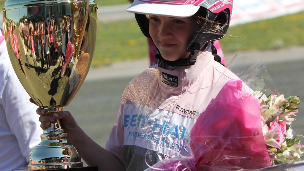 Elina Miettusen ajama Pomona avasi Elitloppet-viikonlopun suomalaisvoitolla shetlanninponien Mini Elitloppetissa. Hevosten lähdöt starttaavat lauantaina 13.40.