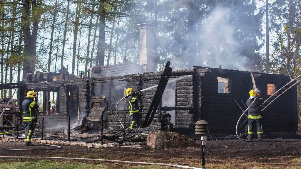 Kymijoen rannalla sijainnut noin 100 nelion kokoinen vapaa-ajan kiinteistö tuhoutui eilen tulipalossa.