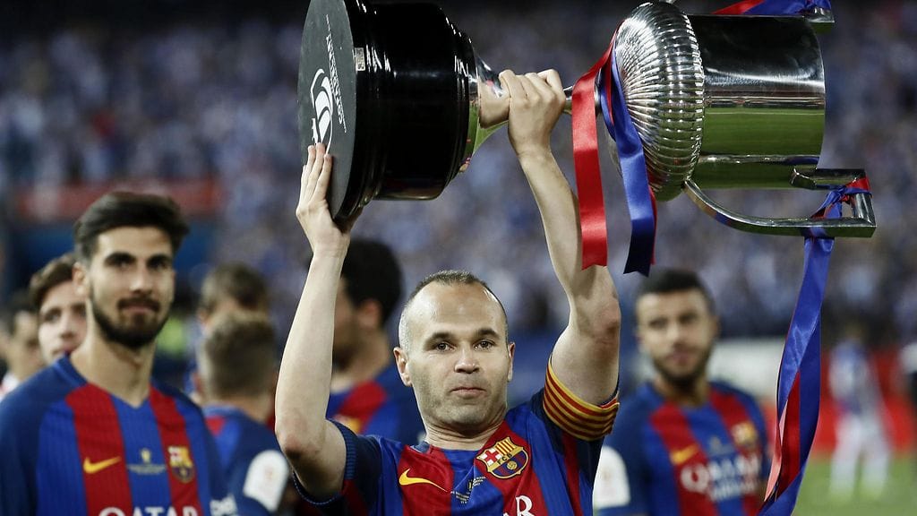 Barcelonan kapteeni Andres Iniesta sai nostaa cup-pystin ilmaan.