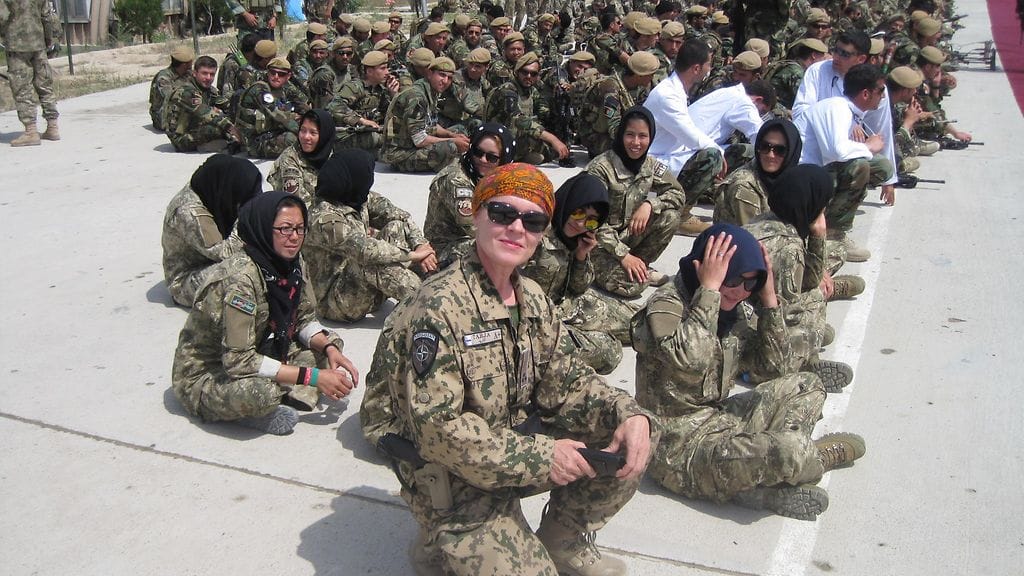Tarja Raappana ja Afganistanin armeijan erityisyksikön (KKA) naiset ja miehet kesäkuussa 2016. Ryhmä vietti valmistujaisjuhlia ensimmäistä kertaa niin, että naiset olivat mukana.