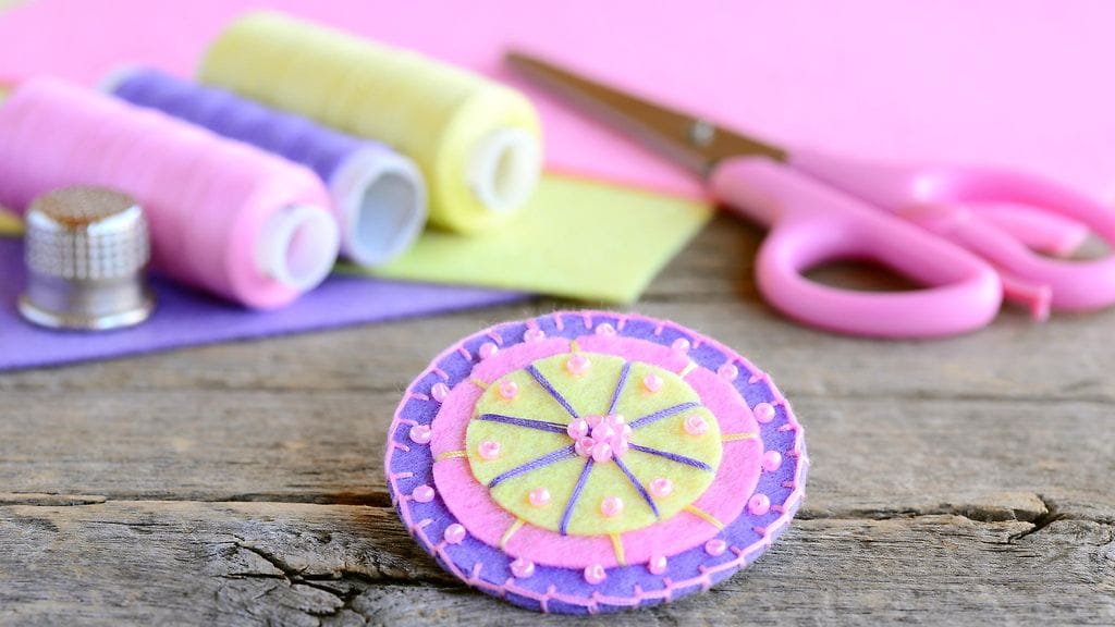 Kuvituskuva. Pikkutyttö suunnitteli itselleen valloittavan prinsessamekon esikoulun päättäjäisiä varten.