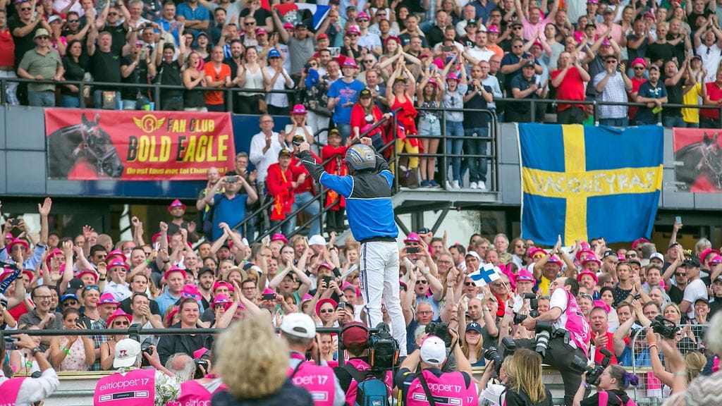Björn Goop hullaannutti täysranskalaisiin voitonjuhliin varautuneen Elitloppet-yleisön voittamalla kisan jymy-yllättäjä Timokolla.