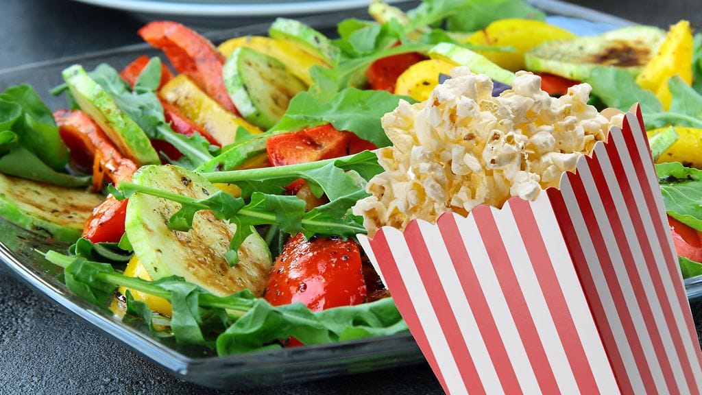 Lisää grillattujen vihannesten joukkoon vaihteeksi popcornia.