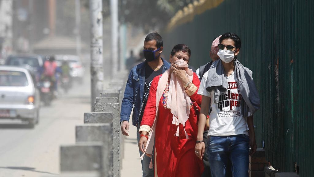 Kuva Intiasta, jossa paljon ihmisiä kuolee ilmansaasteiden takia.
