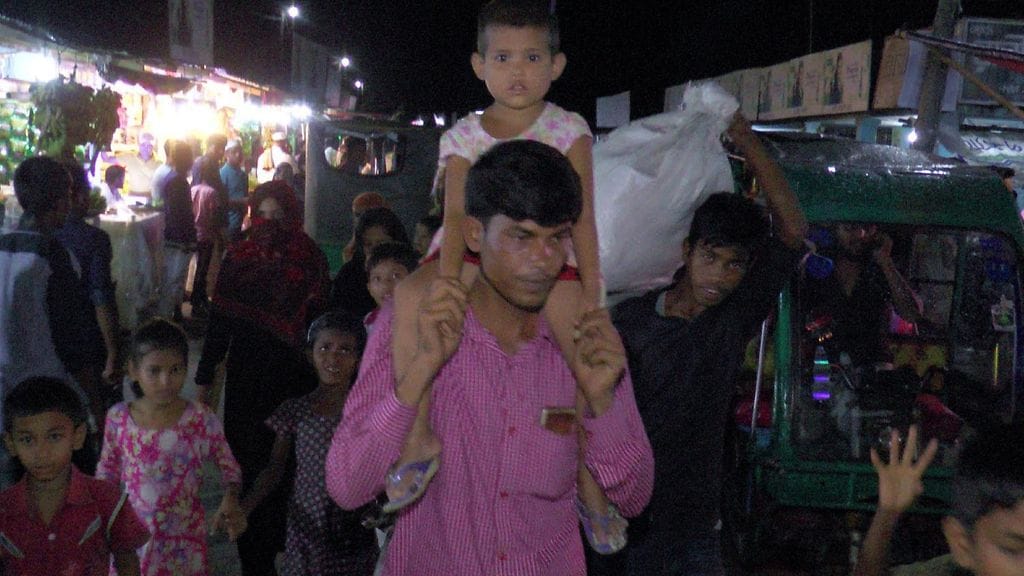 angladeshi villagers evacuate to cyclone shelters in coastal villages in the Cox's Bazar district on May 29, 2017 as Cyclone Mora gradually approaches towards the coastline. Bangladesh has evacuated nearly 300,000 people as Cyclone Mora barrelled towards its southeastern coast at speeds of more than 85 kilometres (53 miles) per hour, officials said May 29.