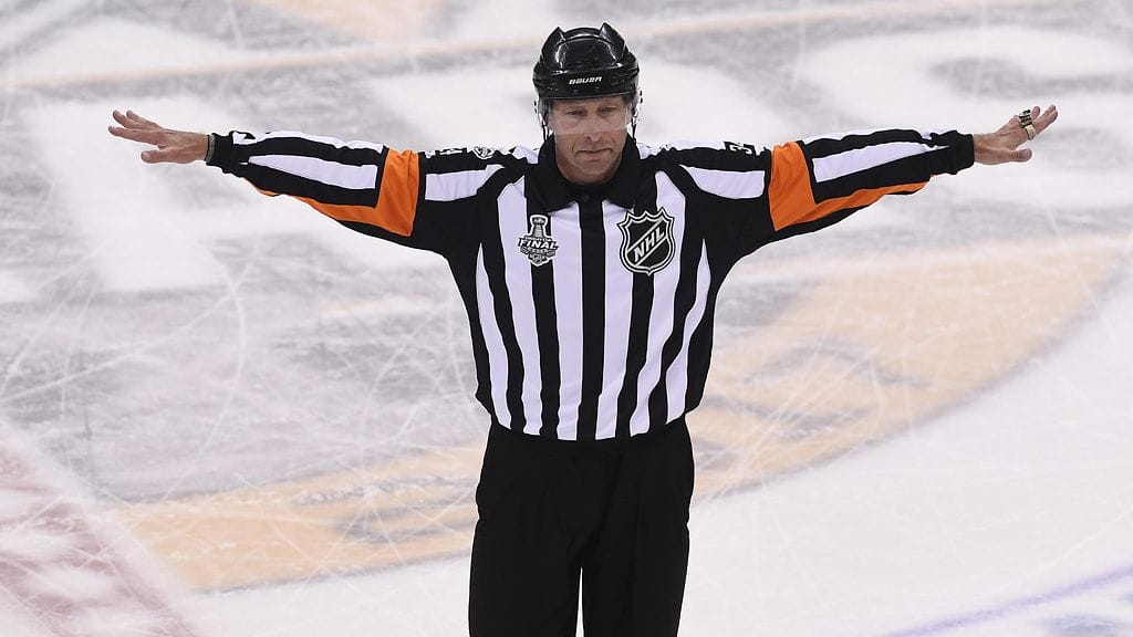 Erotuomari Kevin Pollock näyttää – ei maalia Nashvillelle.