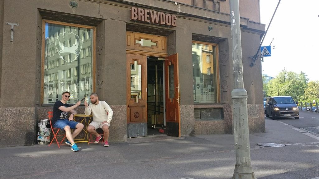 Toimitusjohtaja Joakim Stenius (oik) ja ravintolapäällikkö Rasmus Suikki nauttivat viereisestä kioskista hankittuja jäätelöitä BrewDogin terassilla, johon ravintola itse ei saa tuotteitaan myydä.