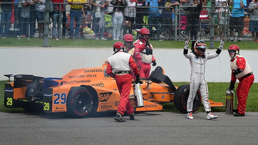 Fernando Alonso tervehti Indy500-yleisöä keskeytyksensä jälkeen.
