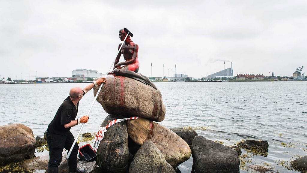 Pieni merenneito -patsas töhrittiin Kööpenhaminassa.