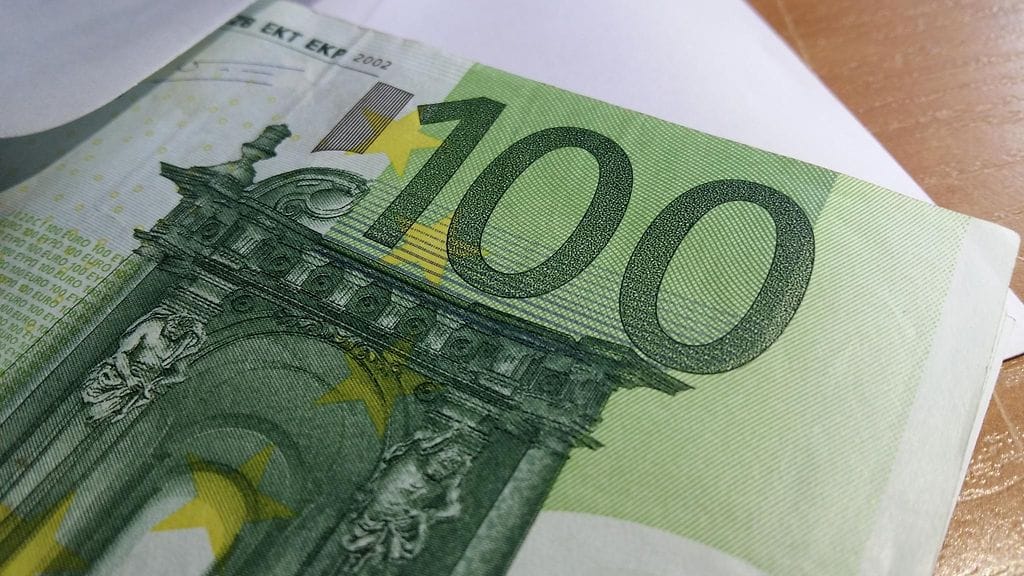 Moni turvautuu rahalahjaan.