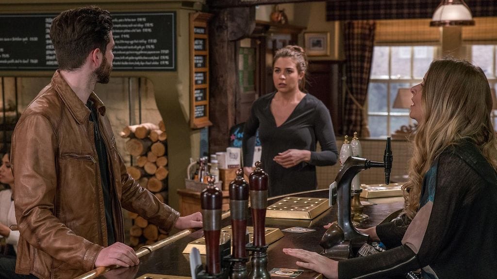 Matt (Jack Hickey) ja Carly Hope (Gemma Atkinson) toukokuisessa Emmerdale-jaksossa 2017 1