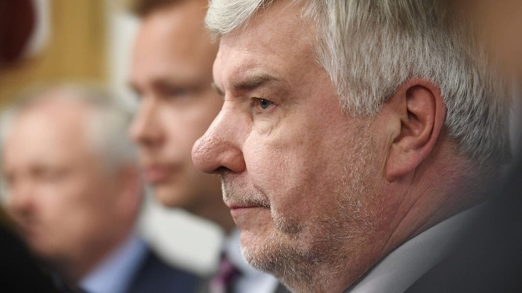 Hallituspuolueiden eduskuntayhmien puheenjohtajat kertoivat iltapäivällä, että sopua alkoholilain uudistuksesta ei vieläkään syntynyt. Neuvottelut jatkuvat huomenna aamupäivällä. Kuvassa eduskuntapuolueiden puheenjohtajat, etualalla Toimi Kankaanniemi (ps) keskellä Antti Kaikkonen (kesk) ja uloimpana Kalle Jokinen (kok).