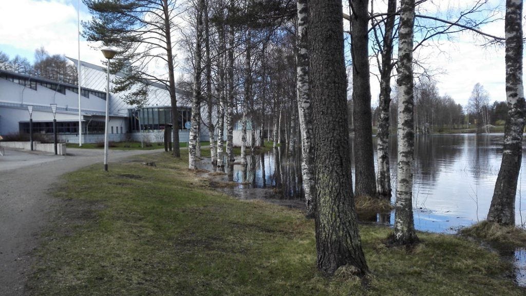 Vesi uhkaa jo Kuhmon kirjastoa.