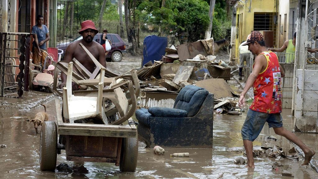 Barreiron kaupungin asukkaat tulvien keskellä Brasiliassa 30.5.2017.