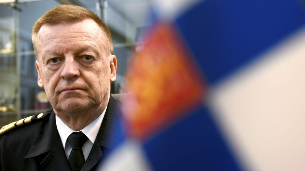 Arvomerkki myönnetään Kari Takaselle Puolustusvoimain lippujuhlan päivänä.