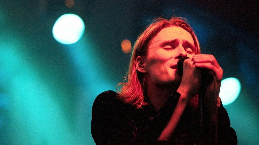 Laulaja Kalle Ahola vuonna 1999 Don Huonojen 10-vuotisjuhlakeikalla Helsingissä Huvilateltassa.