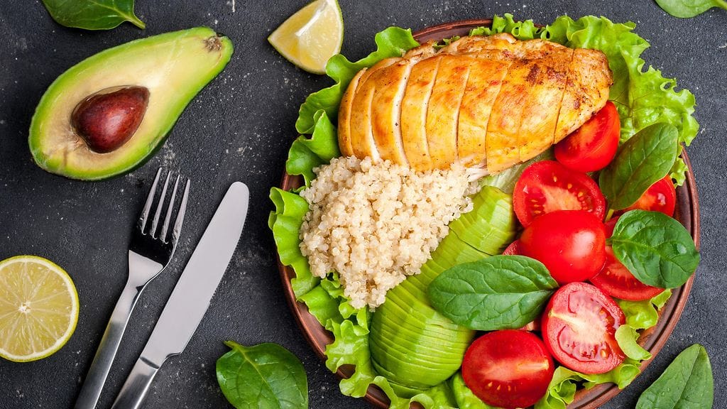 Proteiinipitoinen salaatti on hyvä valinta.