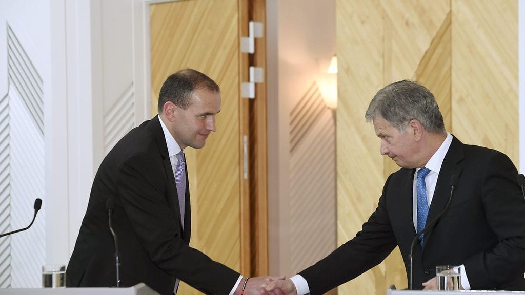 Islannin presidentti Gudni Johannesson (vas) on ensimmäistä kertaa vierailulla Suomessa. Hän kehui yhdessä Sauli Niinistön (oik) kanssa Islannin ja Suomen suhteita.