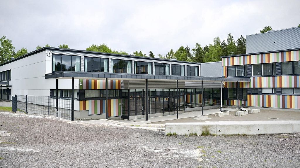 Noin 10–20 mielenosoittajaa kokoontui Vesalan peruskoulun lähistöllä sijaitsevaan puistoon.