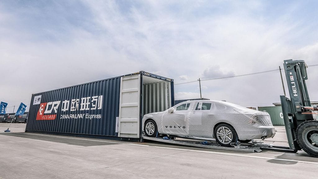 Volvon mukaan yhteen konttiin mahtuu kolme autoa, kun ne vain sijoitellaan fiksusti.