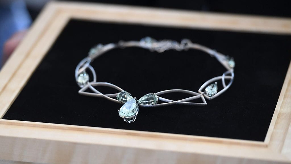 Korun muotokieli ja raaka-aineet symboloivat suomalaista luontoa ja luonnetta. Pisaranmuotoiset jalokivet muistuttavat esimerkiksi järvistä ja valosta.