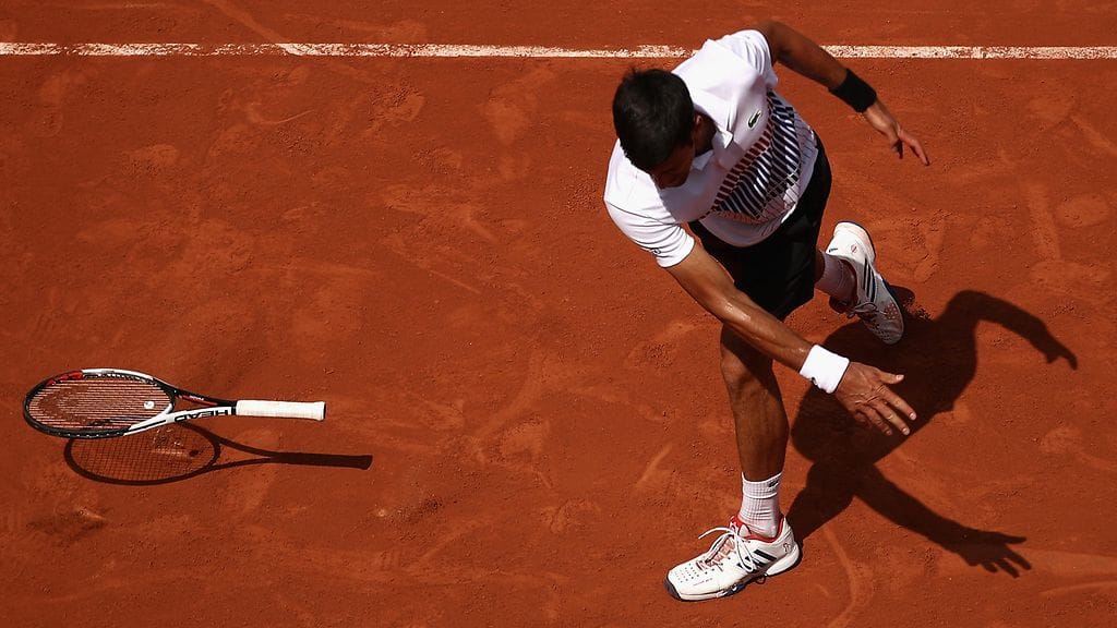 Novak Djokovic heitteli mailaa toisen kierroksen ottelussaan.