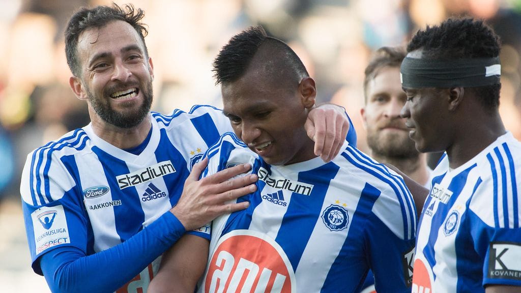 Alfredo Morales (kesk.) teki HJK:n kaksi viimeistä maalia järjesteltyään useamman niitä edeltäneistä.