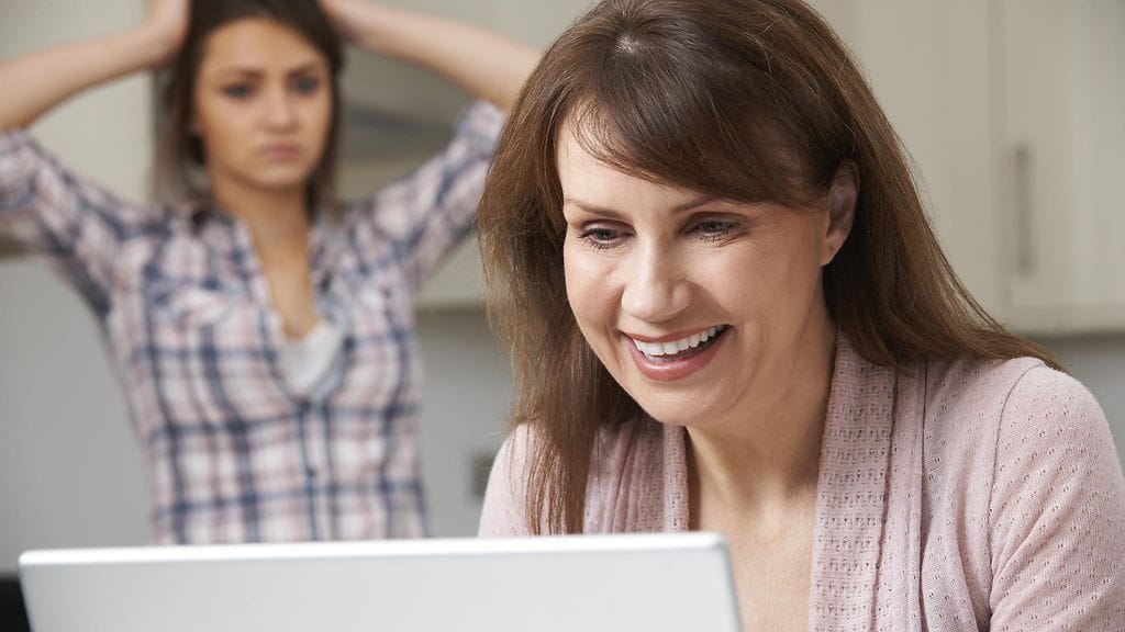 Kuvituskuva. Vanhempien kaveripyyntöjen hyväksymistä kannattaa joskus harkita.