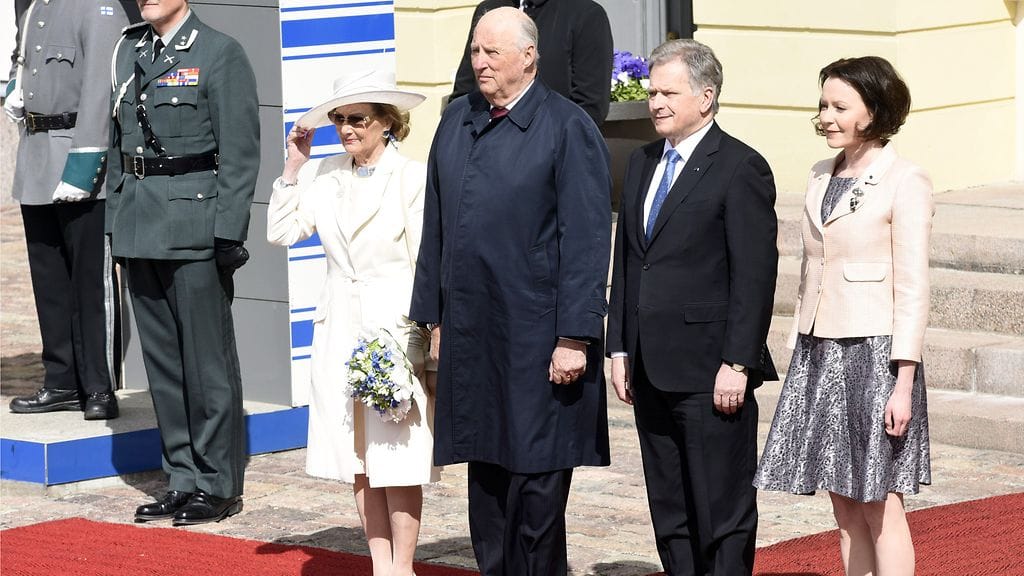 Norjan kuningas Harald ja kuningatar Sonja tervehtivät yleisöä presidenttiparin vierellä.