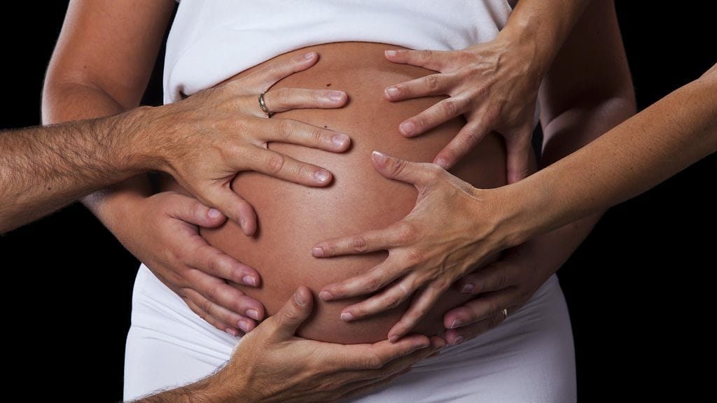 Neljän lapsen sijaissynnyttäjä kertoo, millaista on synnyttää vieraan ihmisen lapsi.