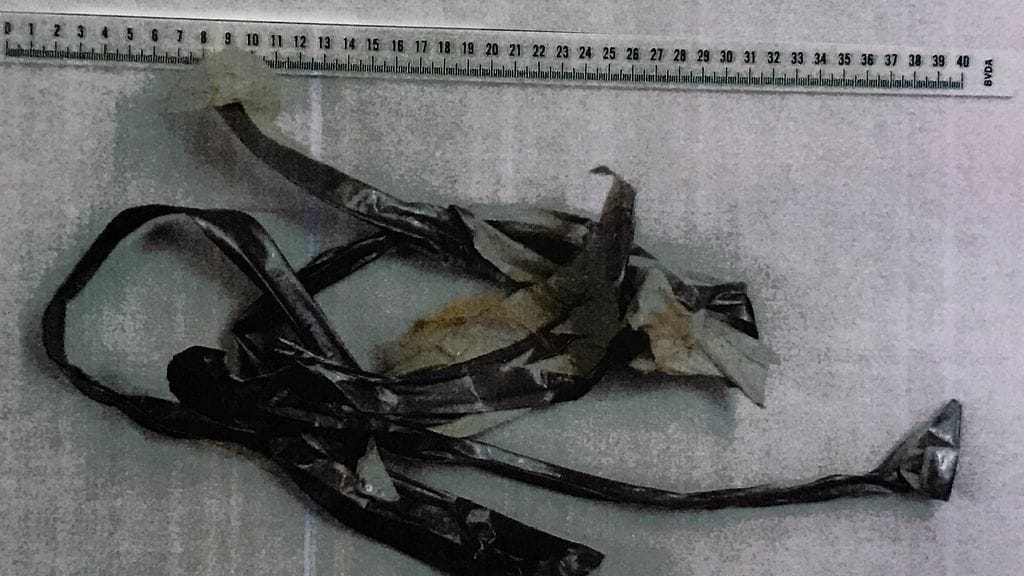 Kuvassa tytöstä irrotettuja teippejä