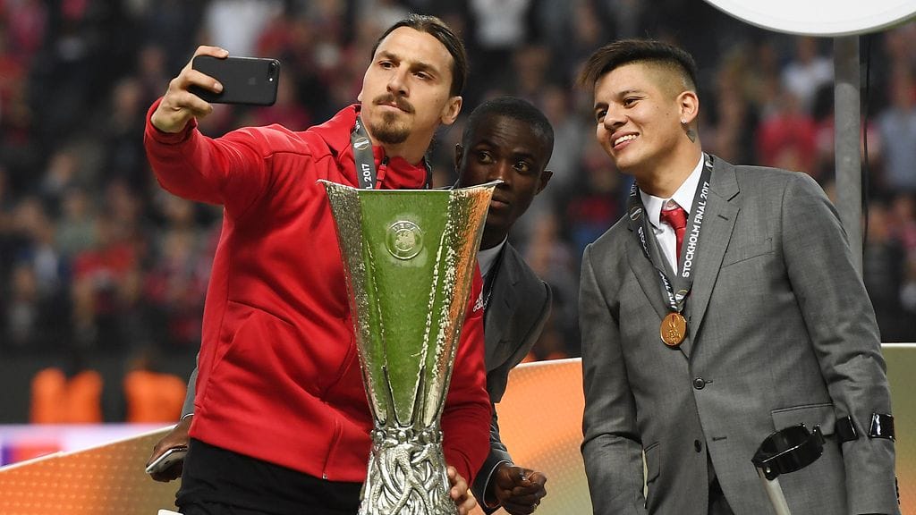 Zlatan Ibrahimovic (vas.) juhli Eurooppa-liigan mestaruutta viime viikolla.