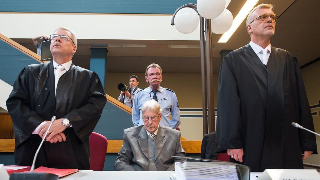 Auschwitzin vanginvartija Reinhold Hanning oikeuden istunnossa kesäkuussa 2016.