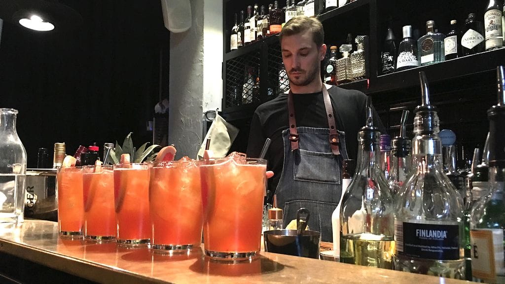 Baarimestari Luca Bertamini vastaa olutcocktailien reseptiikasta. Kuvassa Sundog Lemonade -drinkkejä.