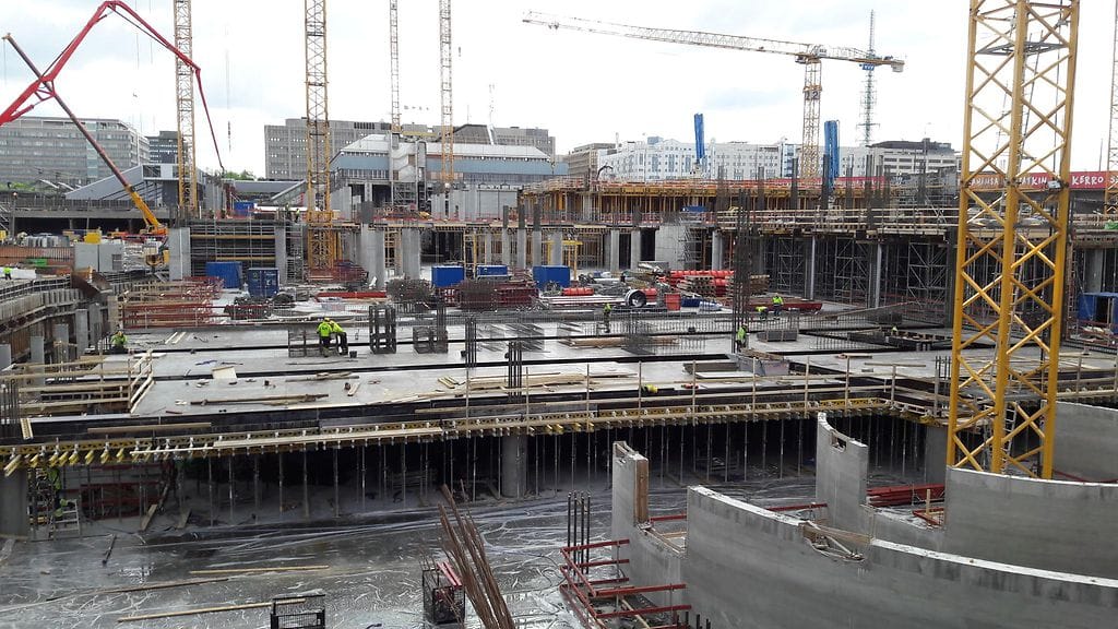 Rakennusteollisuus kuului vuoden 2017 väriläiskiin. Kuva on Helsingin Pasilan Tripla-työmaalta.
